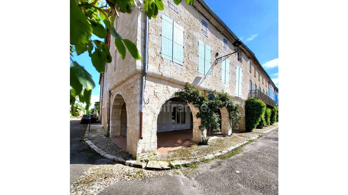 Ensemble atypique de deux maisons avec commerce