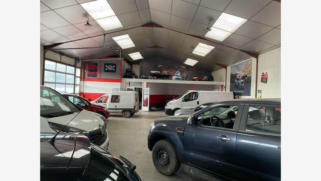 AV bâtiment 460m² bureaux et parking au Calvados