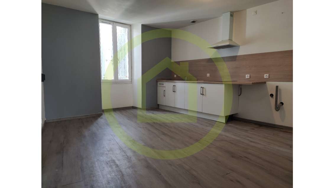 - Idéal investisseurs- Immeuble très lumineux de 2