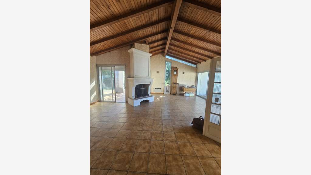 Vente bureaux de 160m² sur tyerrain 1500m² Saintes