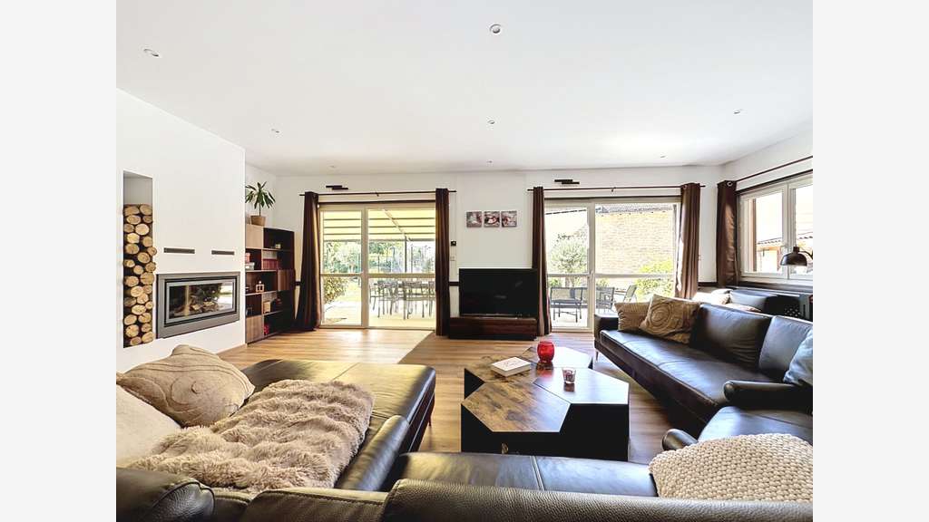 Tènement Maison+ resto+chambres+salle 440m2 axe A7