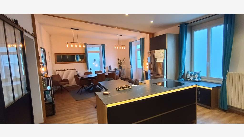 Tènement Maison+ resto+chambres+salle 440m2 axe A7