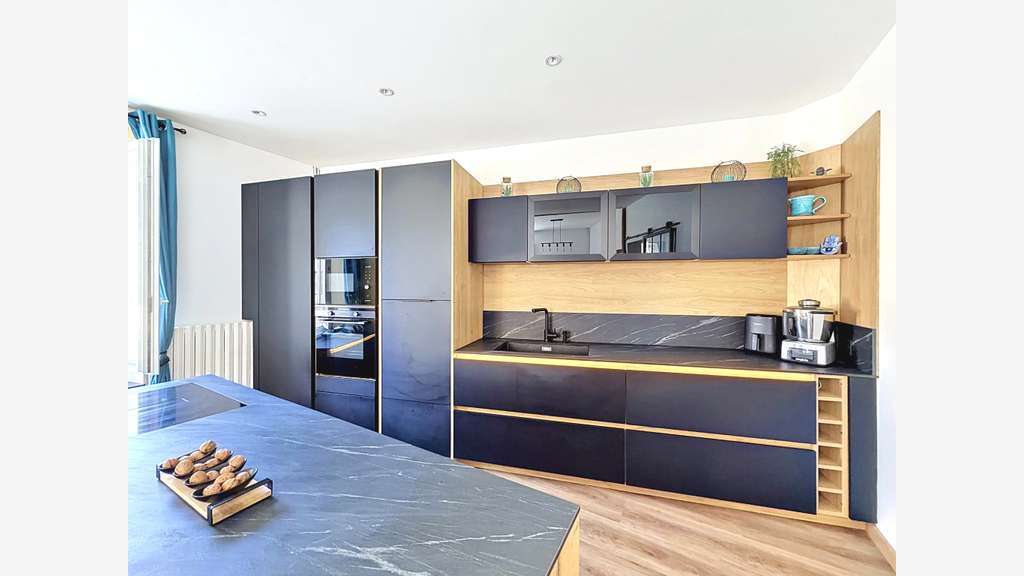 Tènement Maison+ resto+chambres+salle 440m2 axe A7