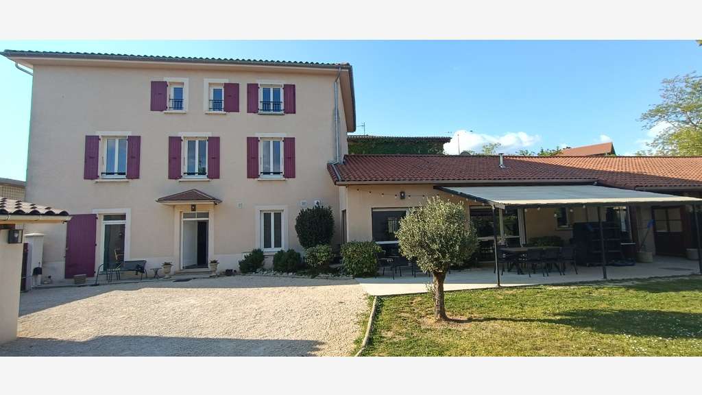 Tènement Maison+ resto+chambres+salle 440m2 axe A7