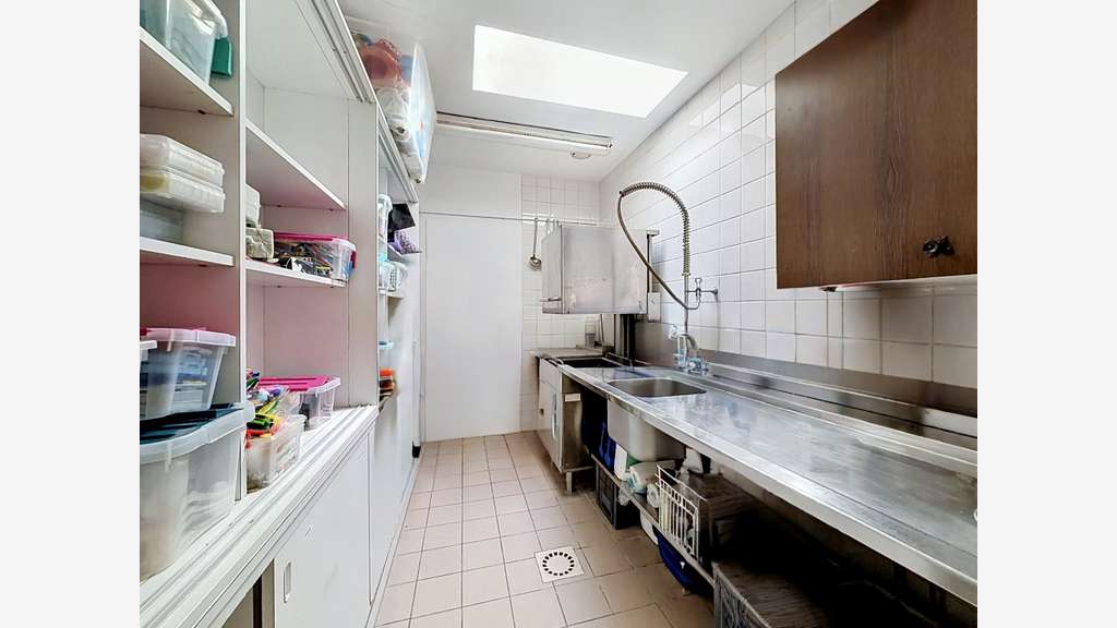 Tènement Maison+ resto+chambres+salle 440m2 axe A7