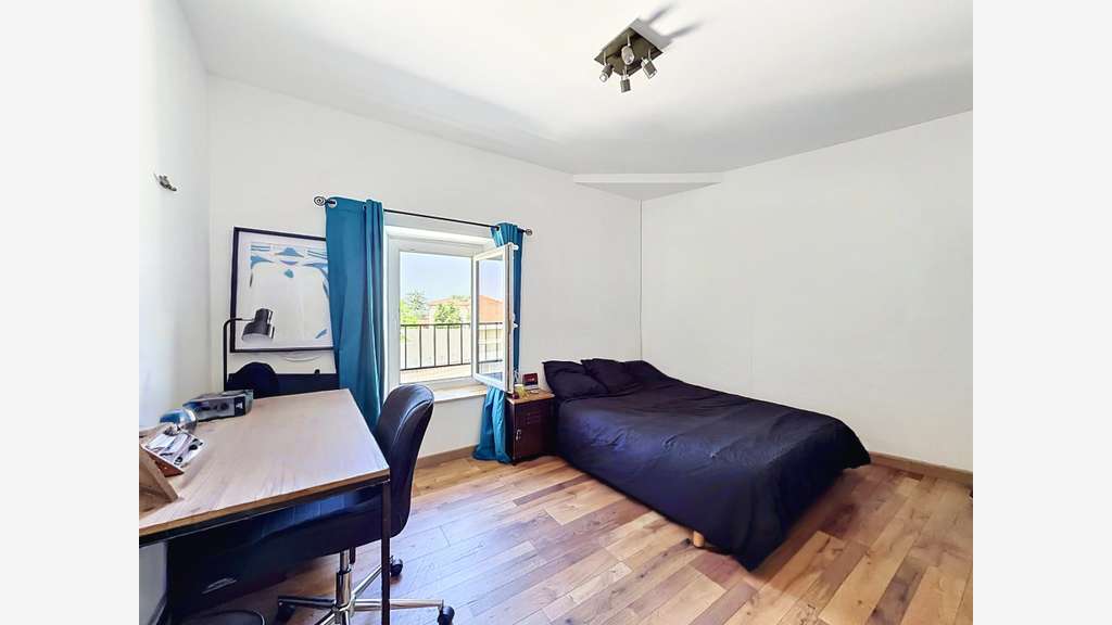 Tènement Maison+ resto+chambres+salle 440m2 axe A7