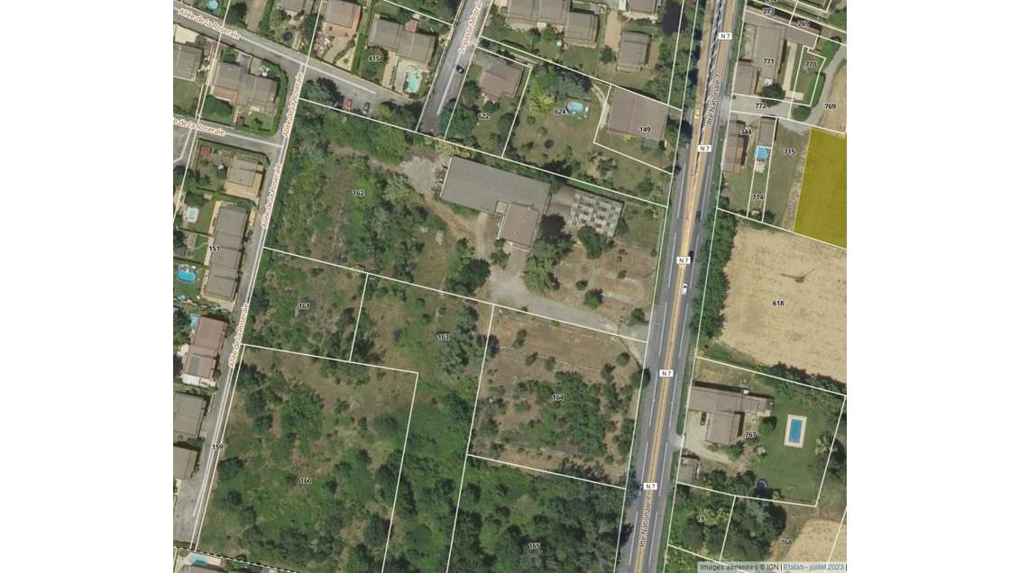 Ensemble immobilier sur 3300m² bordure N7