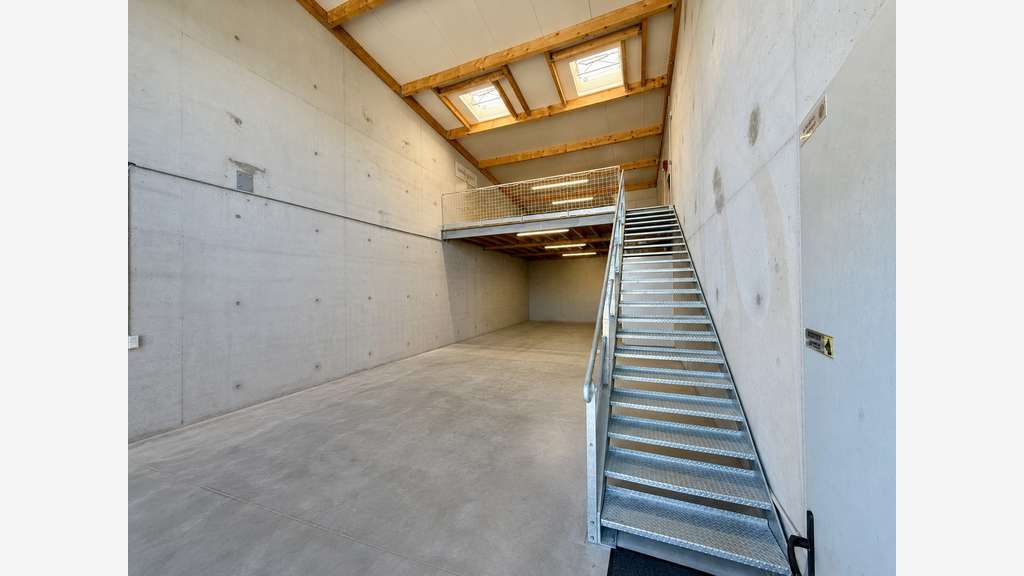Vends local artisanal 155 m² avec bureaux Bénesse