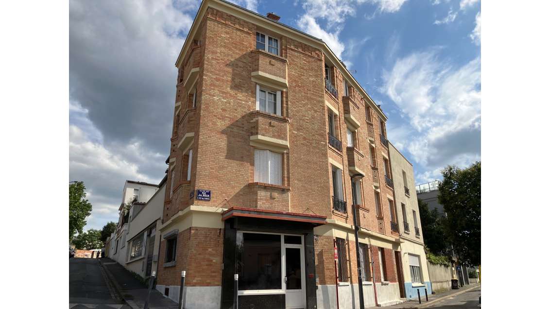 AV murs local commercial 27 M² libre aux Lilas
