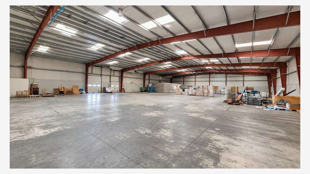 Local d'activité 1553m² à vendre à Ligugé 