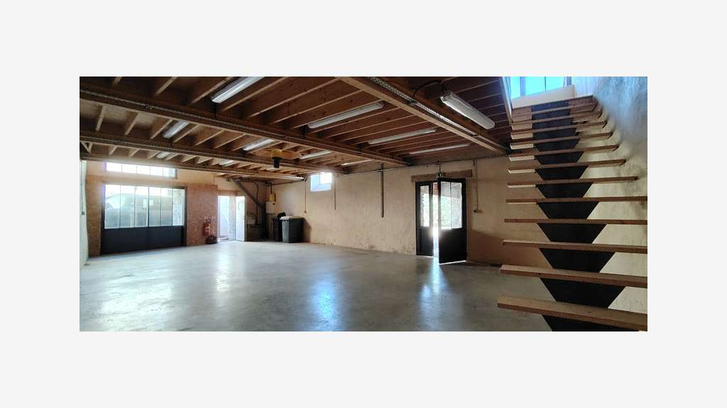 Atelier rénové 150m² à vendre à Airvault centre