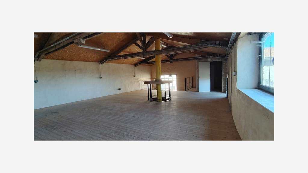 Atelier rénové 150m² à vendre à Airvault centre
