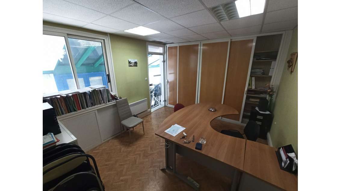 Local artisanal de 1400 m² à AIXE-SUR-VIENNE !