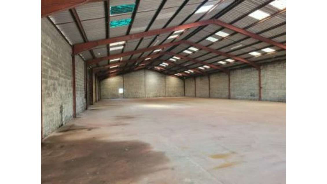 AV entrepôt 1000m² avec terrain 5500m² à Ambarès