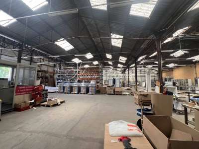 Locaux industriels et bureaux à vendre proche de 