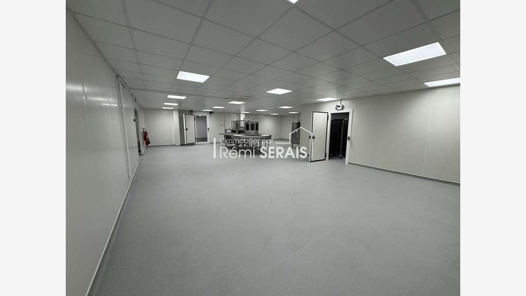 A VENDRE LOCAL D'ACTIVITE DE 1 120 m² - TRUN