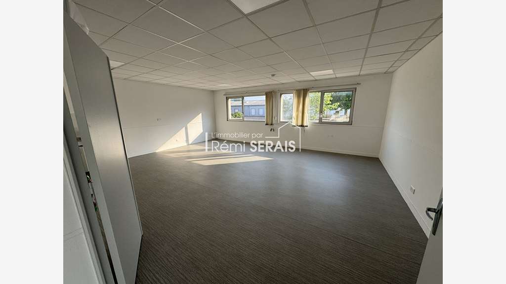 A VENDRE LOCAL D'ACTIVITE DE 1 120 m² - TRUN
