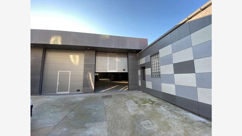 À vendre – Local industriel de 2 485,68 m² à Arge