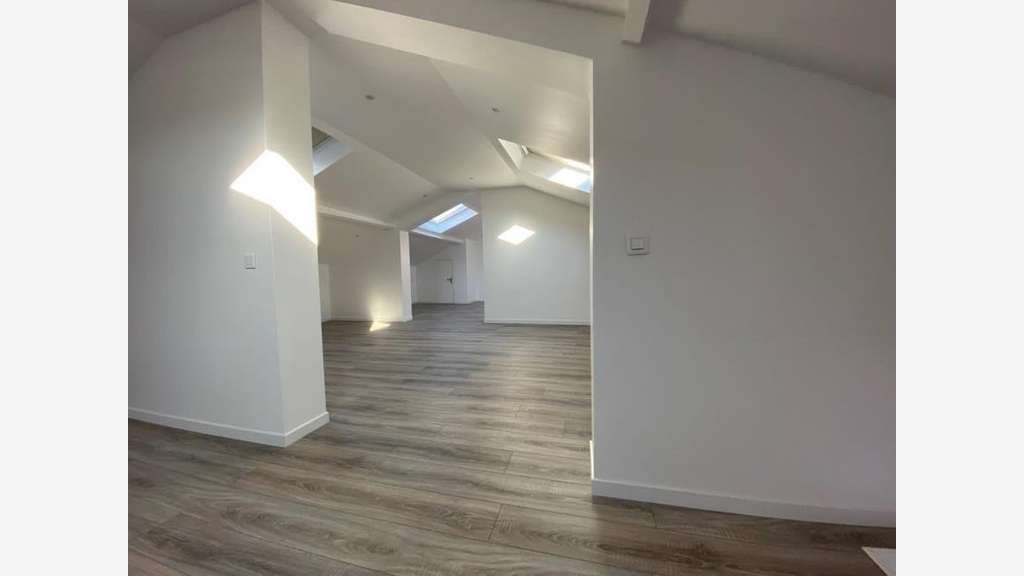 À vendre – Local industriel de 2 485,68 m² à Arge