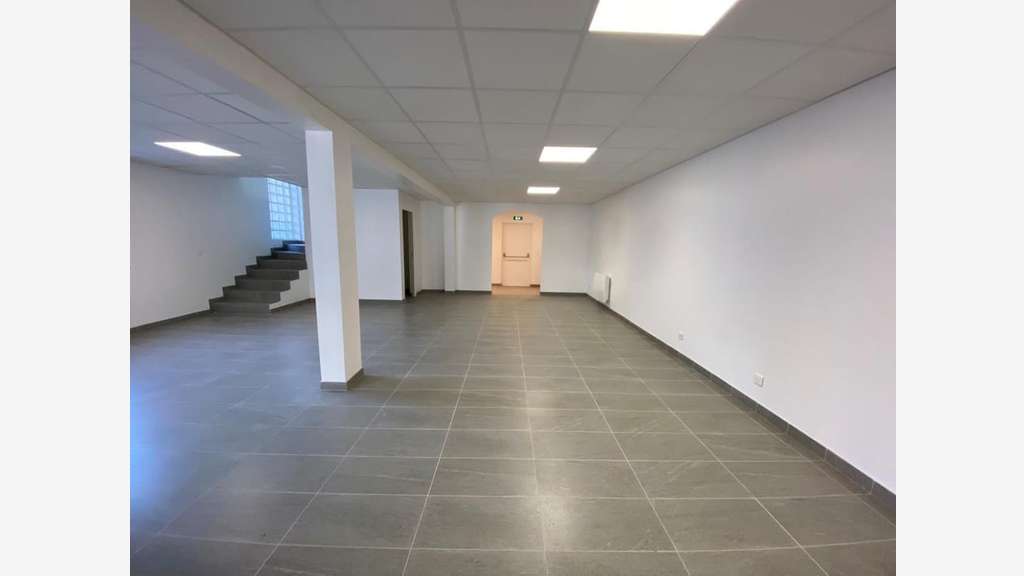 À vendre – Local industriel de 2 485,68 m² à Arge