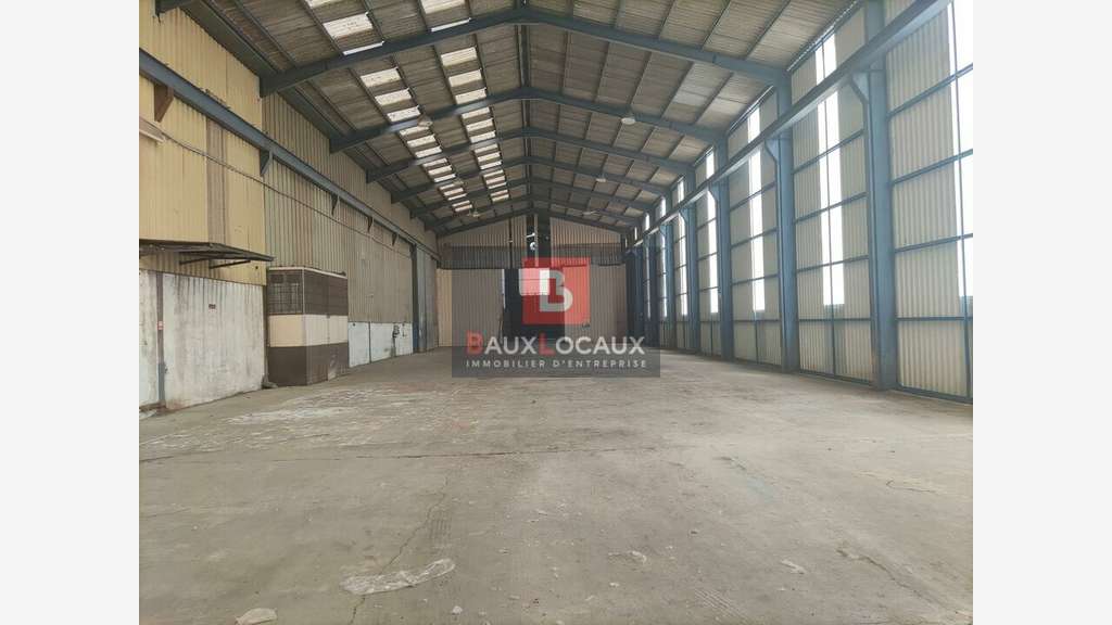 Vente locaux activités 2700m² à Arles
