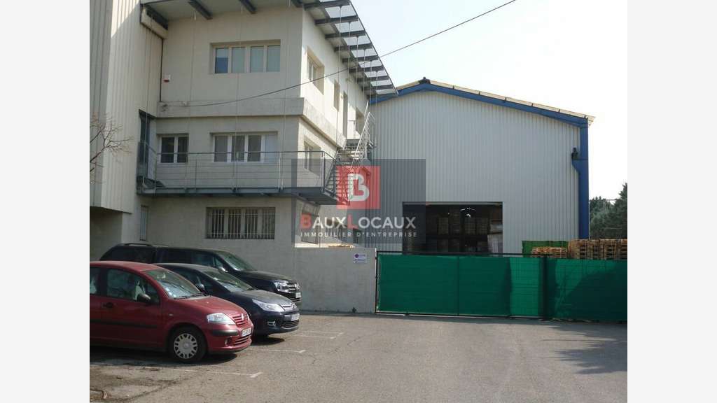 Vente locaux activités 2700m² à Arles