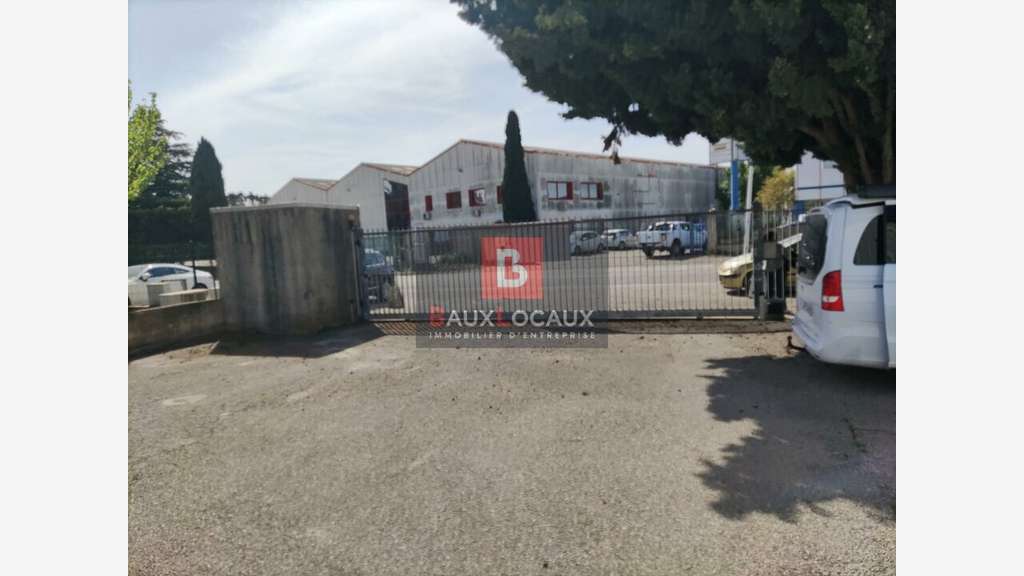 Vente locaux activités 2700m² à Arles