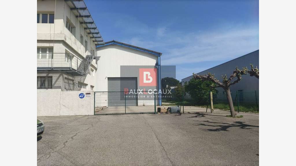 Vente locaux activités 2700m² à Arles