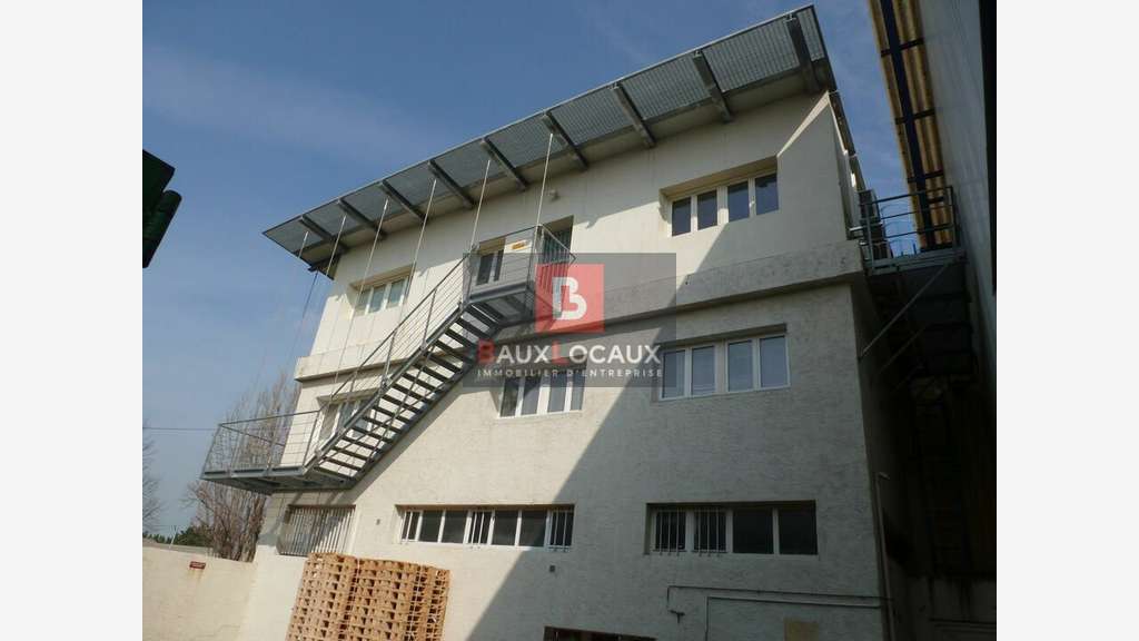 Vente locaux activités 2700m² à Arles