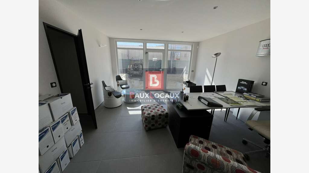 Vente local professionnel de 210m² en za à Arles