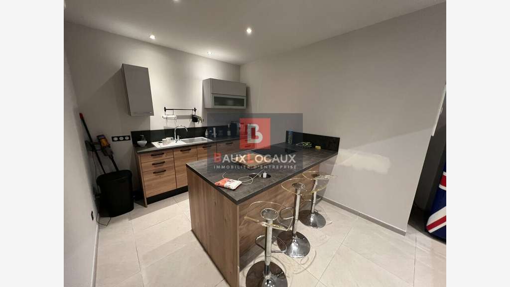 Vente local professionnel de 210m² en za à Arles
