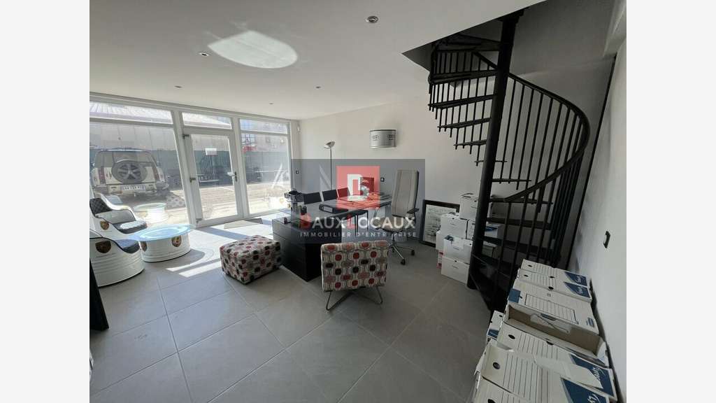Vente local professionnel de 210m² en za à Arles