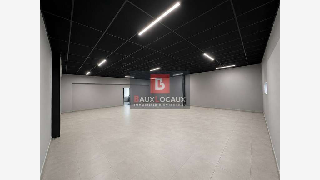 Vente local professionnel de 210m² en za à Arles