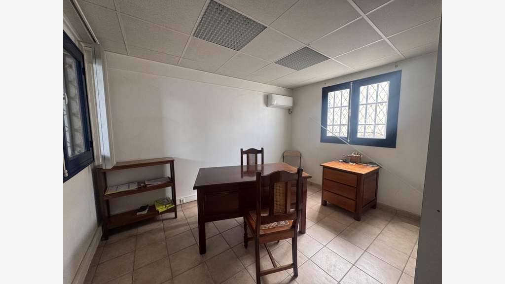 A vendre local Industriel 531m² à Baie-Mahault