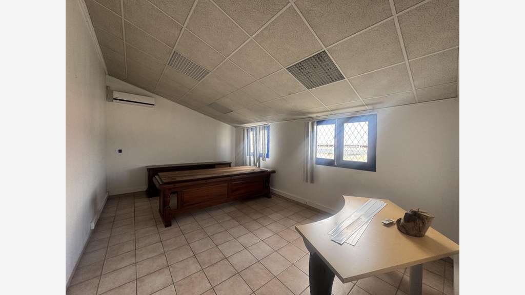 A vendre local Industriel 531m² à Baie-Mahault