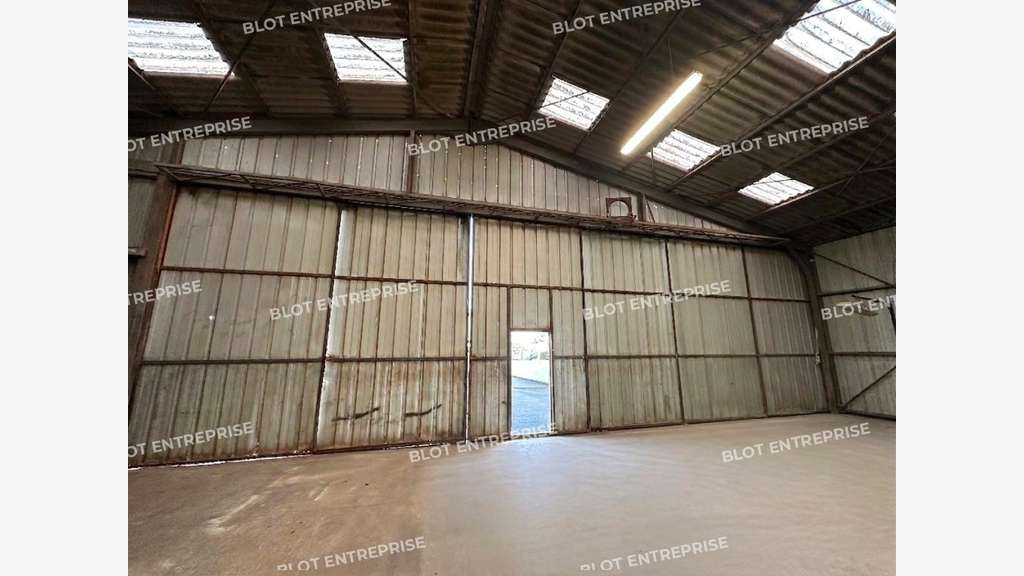 A louer à vendre local d'activités 600m² à Baud