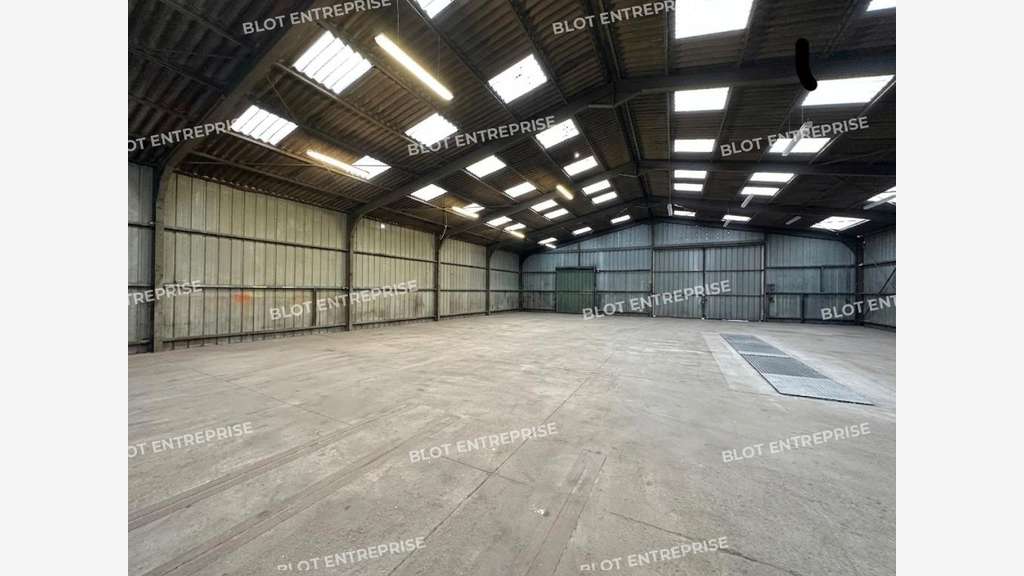 A louer à vendre local d'activités 600m² à Baud