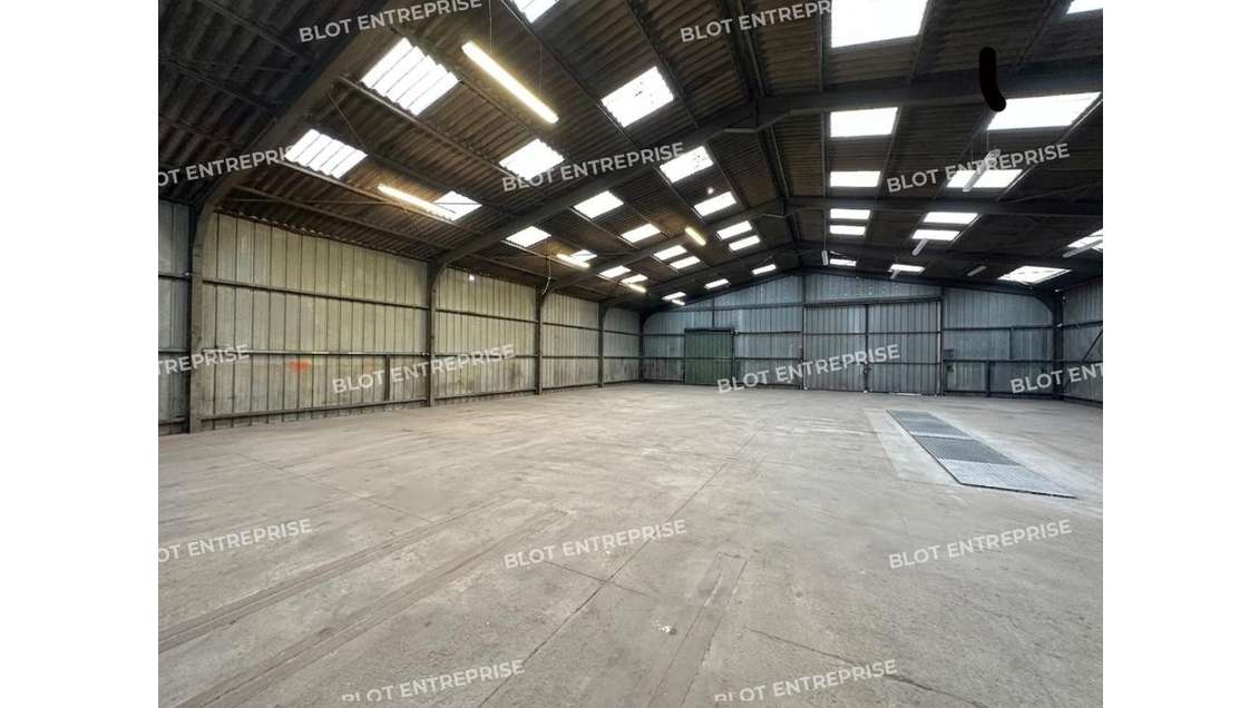 A louer à vendre local d'activités 600m² à Baud