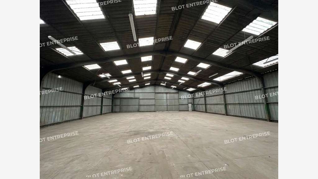 A louer à vendre local d'activités 600m² à Baud