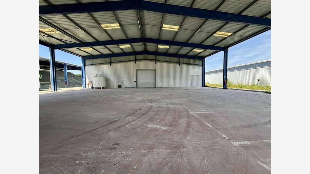 Vente bâtiment 2120m² à proximité immédiate N89