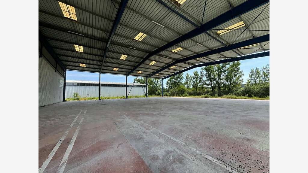 Vente bâtiment 2120m² à proximité immédiate N89