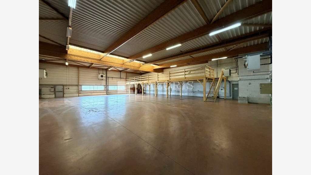 Local d'activité 602m² à vendre à Beynost