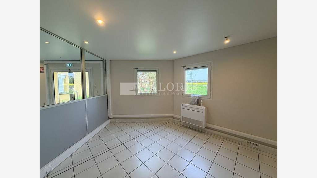Local d'activité 602m² à vendre à Beynost