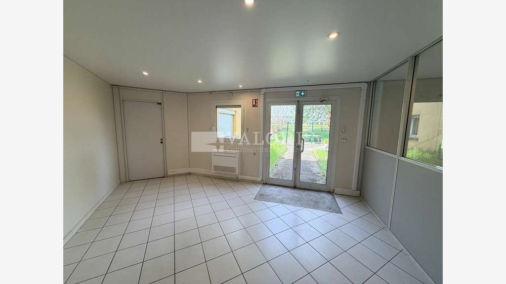 Local d'activité 602m² à vendre à Beynost