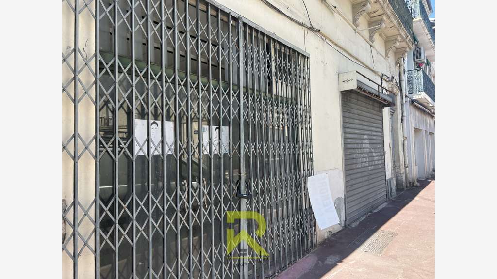 Béziers centre ville local commercial de 160m² sur