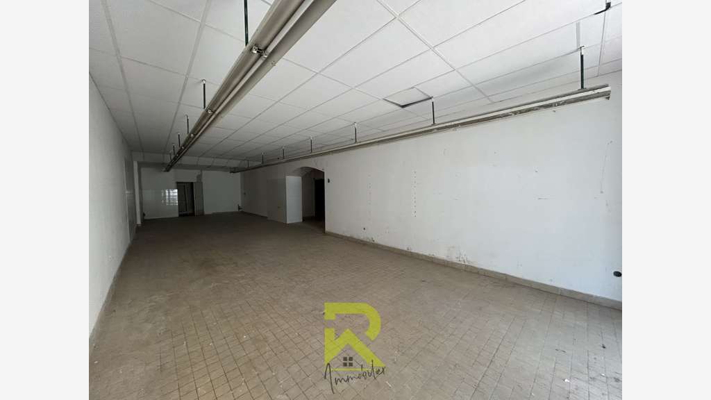 Béziers centre ville local commercial de 160m² sur