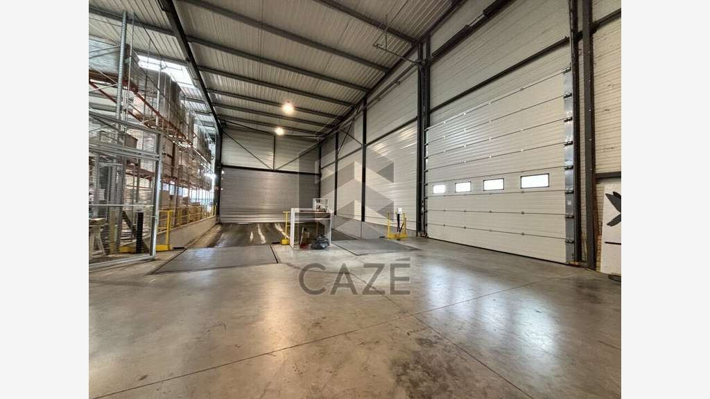 Bâtiment indépendant 4880m² à vendre à Blanquefort