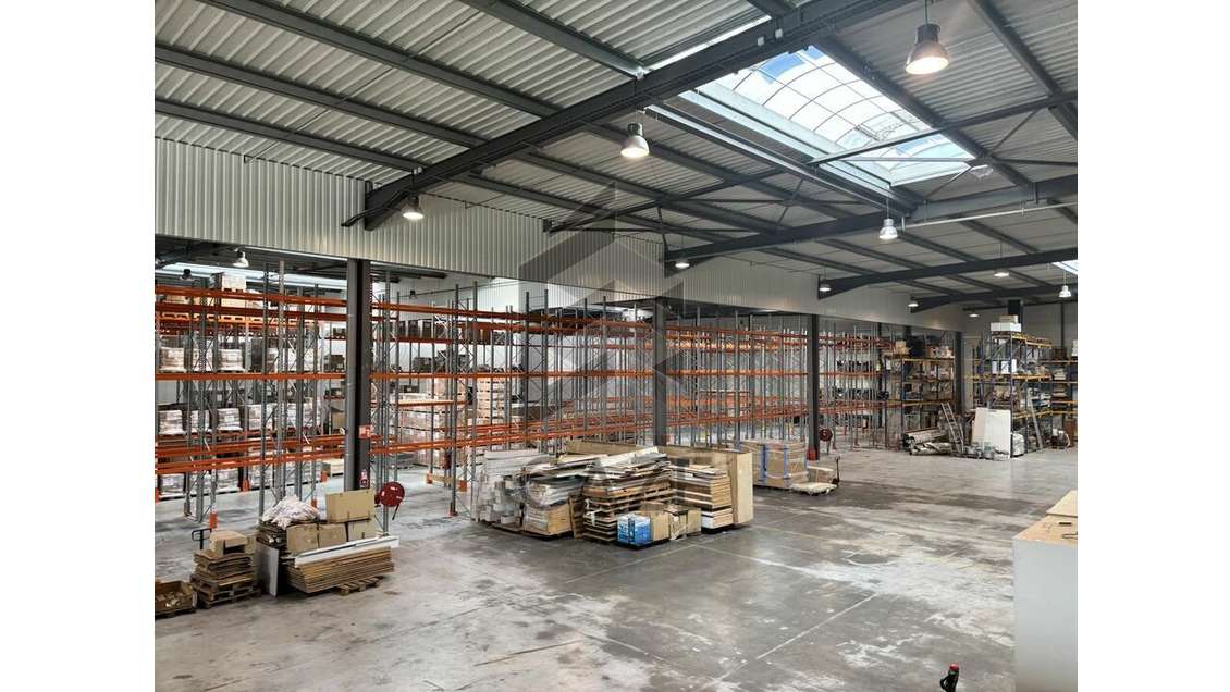 Bâtiment indépendant 4880m² à vendre à Blanquefort