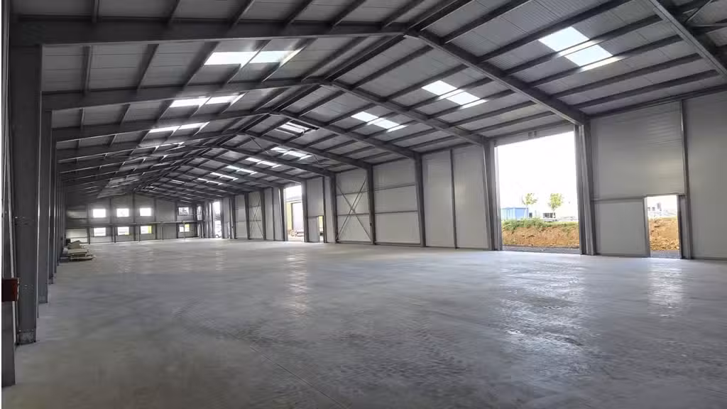 Cède entrepôt neuf bureaux de 1 440m² Bourg Achard