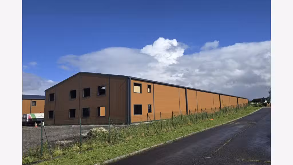 Cède entrepôt neuf bureaux de 1 440m² Bourg Achard